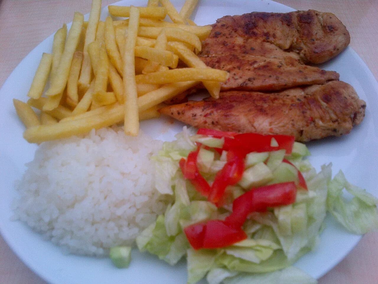 Foto da receita: Filé de Frango Grelhado Suculento - Como grelhar filé de frango sem secar: corte uniforme, marinada rápida com limão e mostarda e frigideira bem quente. O prato de todo dia feito direito.
