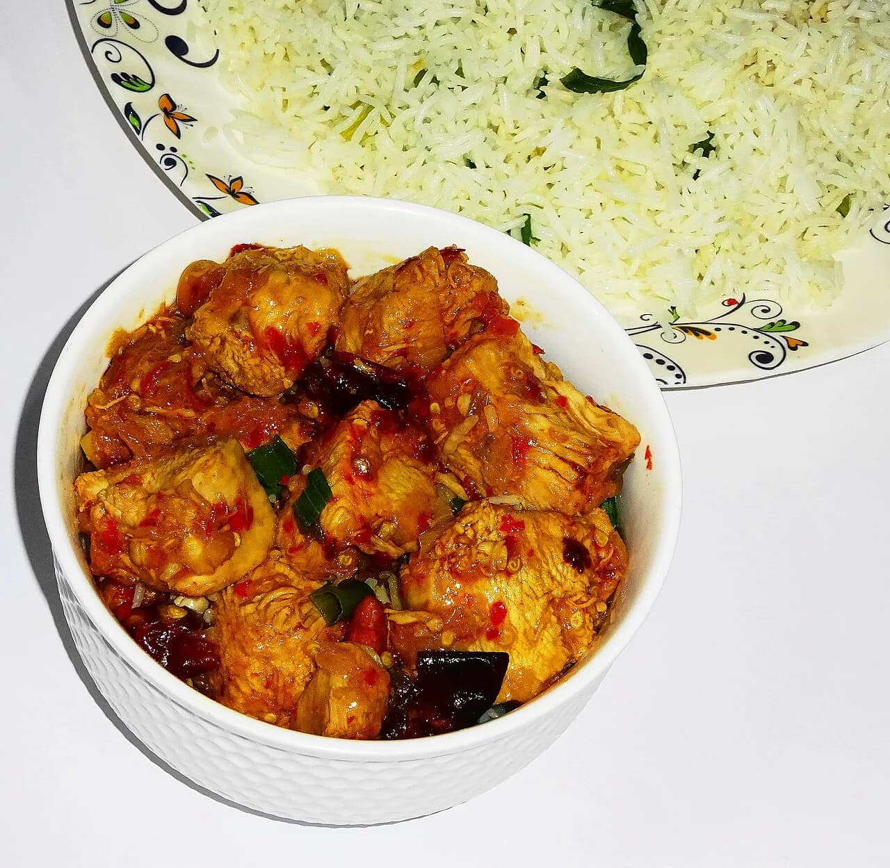 Foto da receita: Frango Xadrez - Cubos de frango salteados com pimentões, cebola e amendoim em molho de shoyu levemente adocicado. O prato mais pedido dos restaurantes chineses do Brasil, pronto em 30 minutos.