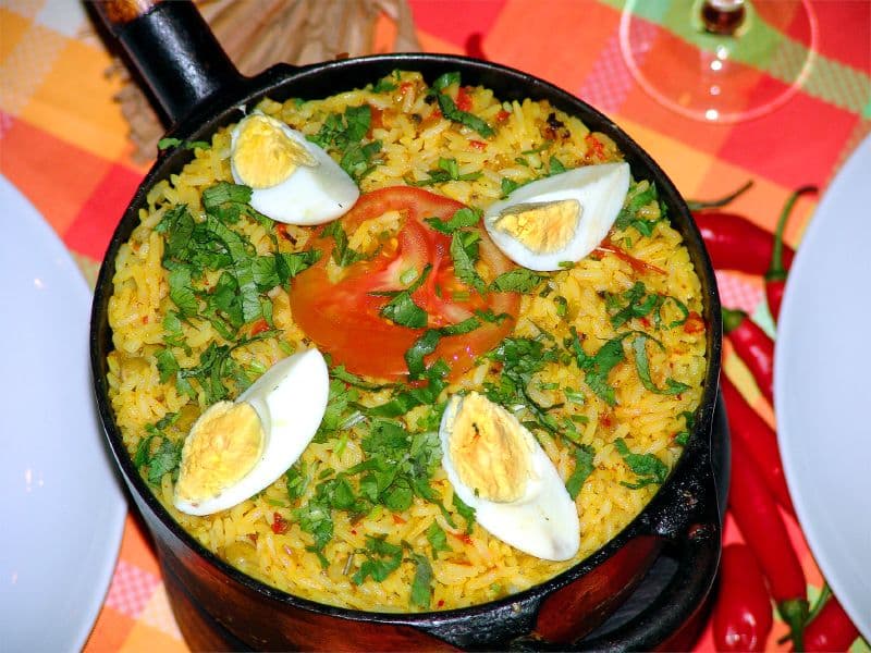 Foto da receita: Galinhada Mineira na Panela - Arroz e frango cozidos juntos no caldo do tempero — prato único, dourado e cheio de açafrão, do interior de Minas.