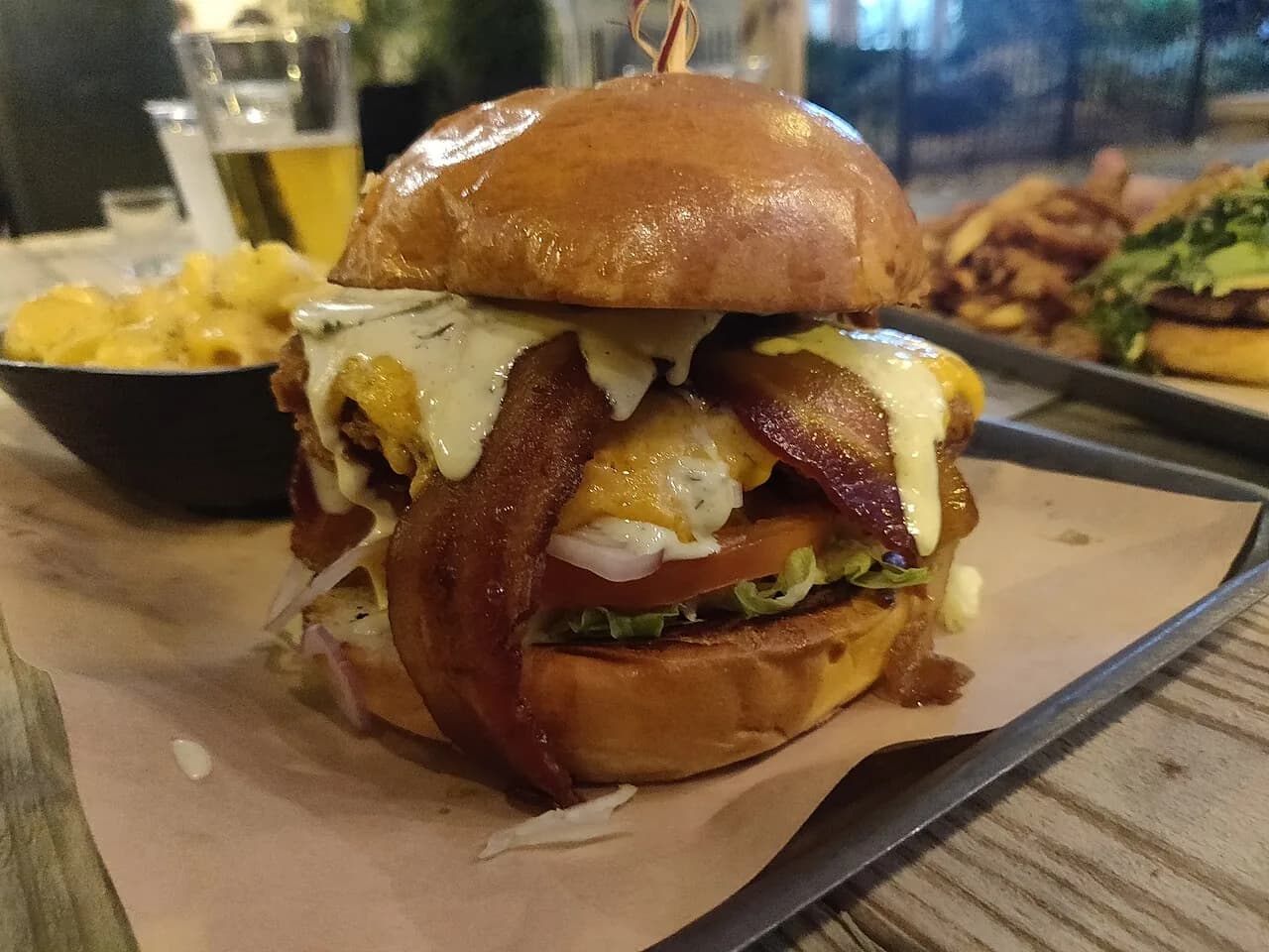 Foto da receita: Hambúrguer Caseiro Suculento - Hambúrguer só de carne moída com 20% de gordura, sal e pimenta, prensado na chapa quente. Sem pão na massa, sem ovo, sem cebola. O jeito das hamburguerias artesanais.