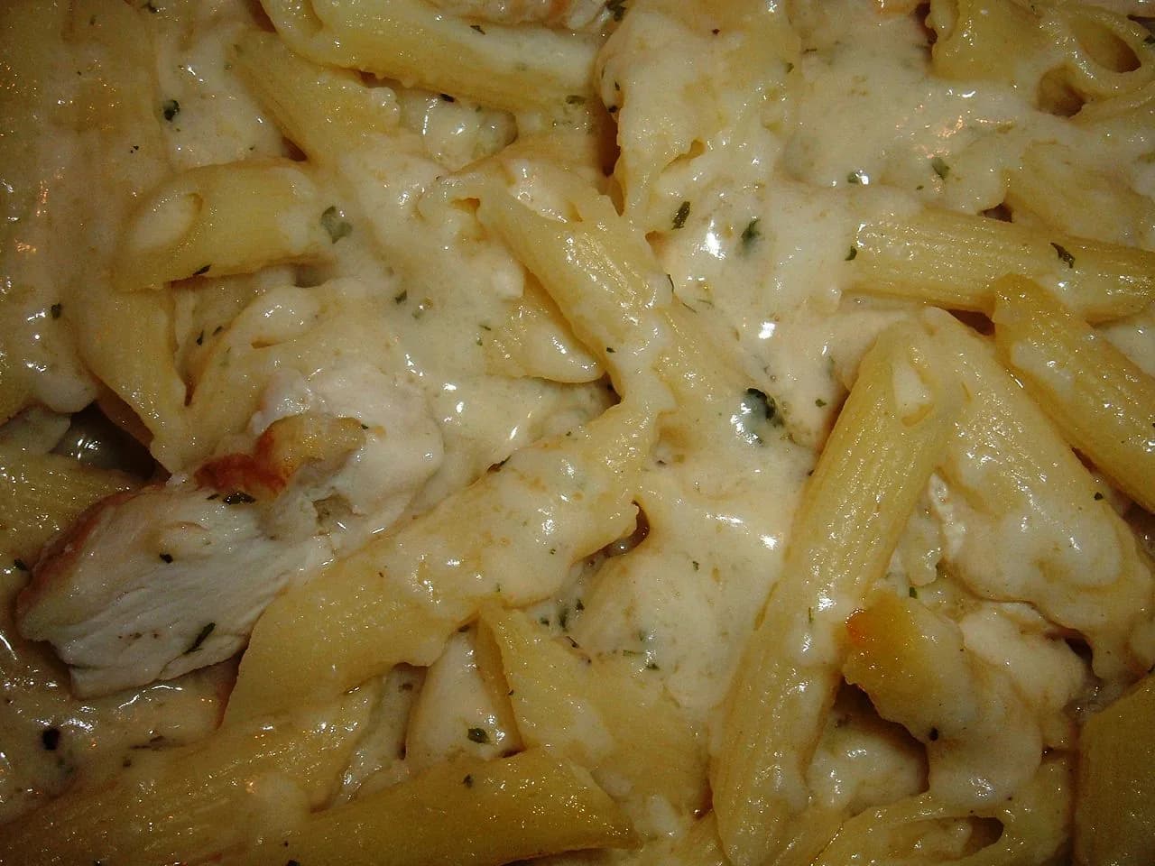 Foto da receita: Macarrão ao Molho Branco - Penne ou talharim com molho branco de verdade, feito com manteiga, farinha e leite, sem creme de leite de caixinha. Cremoso, liso e pronto em 25 minutos.
