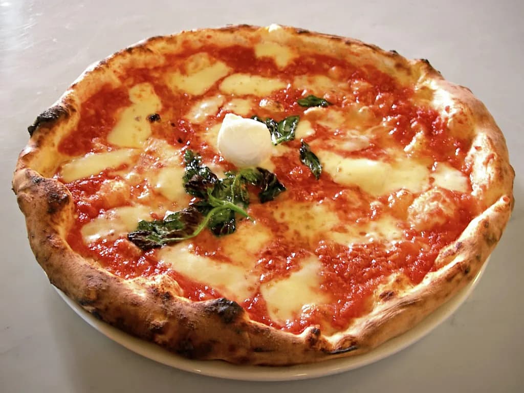 Foto da receita: Massa de Pizza Caseira - Massa de pizza com farinha, fermento biológico, água e azeite, sovada e fermentada por 1 hora. Fina e crocante ou fofinha, no forno de casa. Rende 2 pizzas grandes.