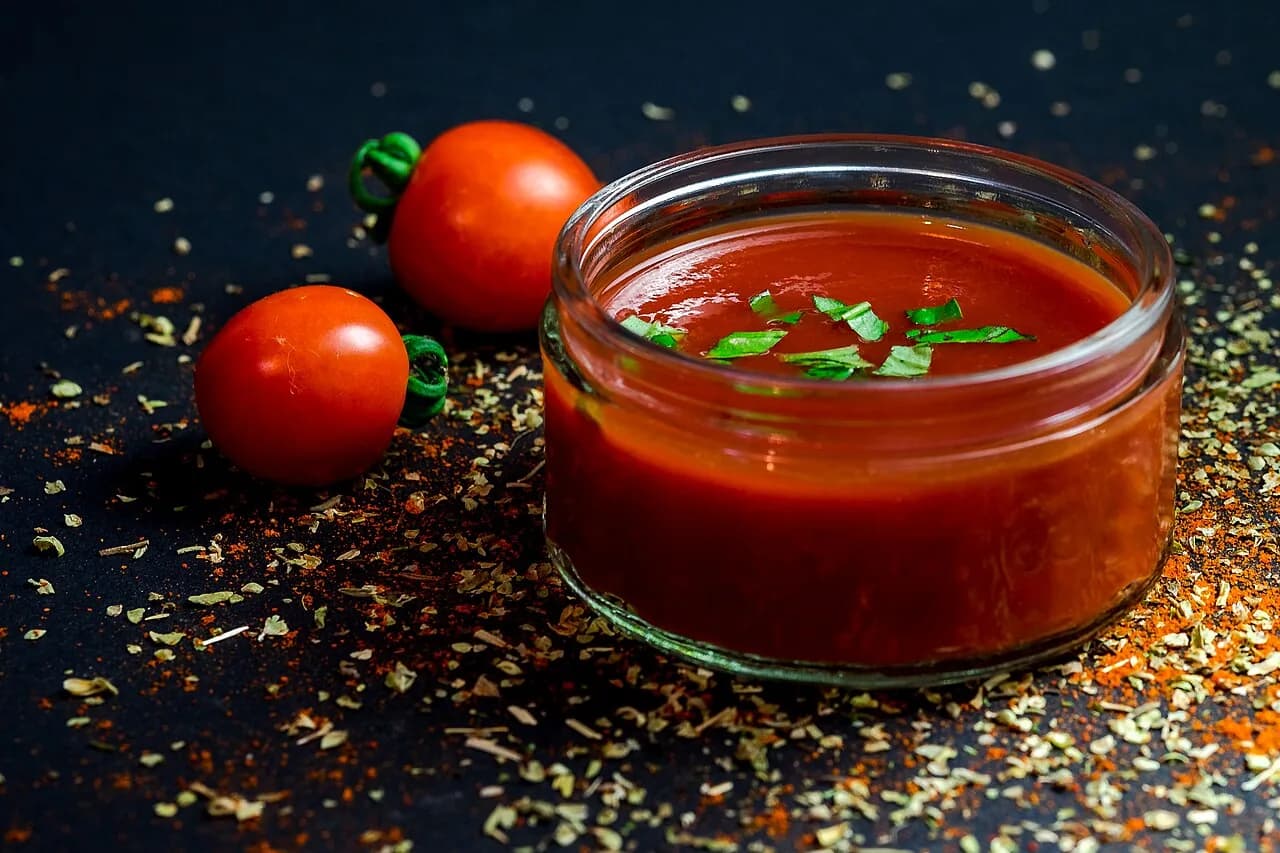Foto da receita: Molho de Tomate Caseiro - Molho de tomate feito com tomates frescos ou pelados, cebola, alho, azeite e manjericão, cozido lentamente até engrossar. A base para massas, pizzas, lasanhas e almôndegas.