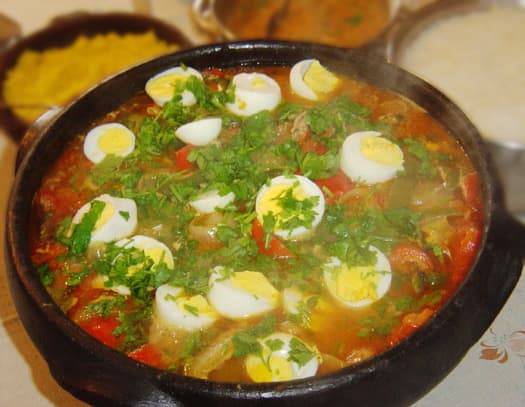 Foto da receita: Moqueca Baiana de Camarão - Camarões cozidos no caldo cremoso de leite de coco, azeite de dendê e pimentões coloridos — alma do litoral baiano em uma panela só.