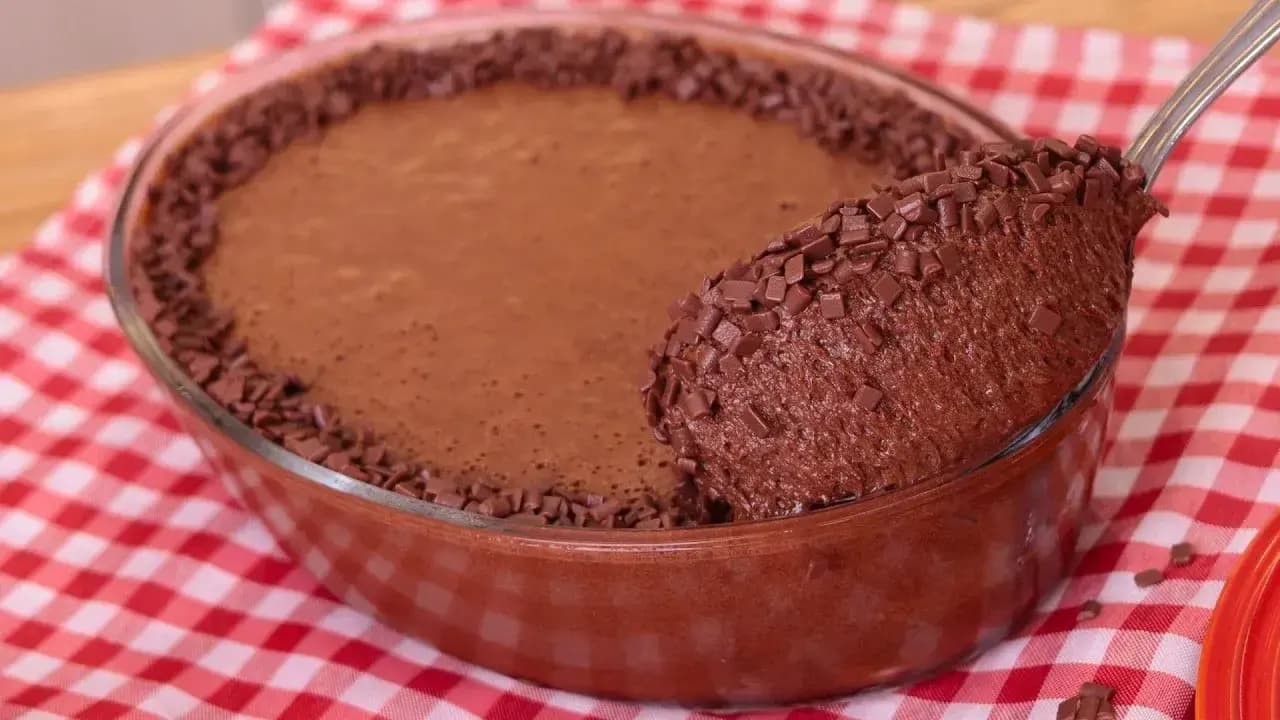 Foto da receita: Mousse de Chocolate Aerada - Chocolate meio amargo derretido incorporado a claras em neve e gemas batidas. Leve, aerada, derrete na boca.
