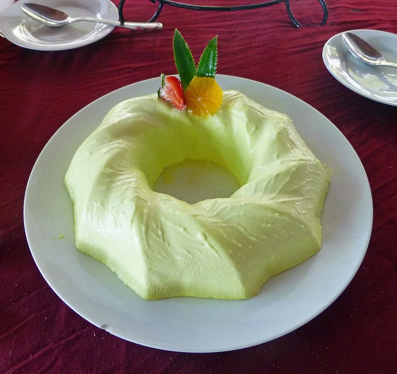 Foto da receita: Mousse de Limão de 3 Ingredientes - Mousse de limão leve e azedinha feita no liquidificador com leite condensado, creme de leite e suco de limão. Firma na geladeira em 2 horas.