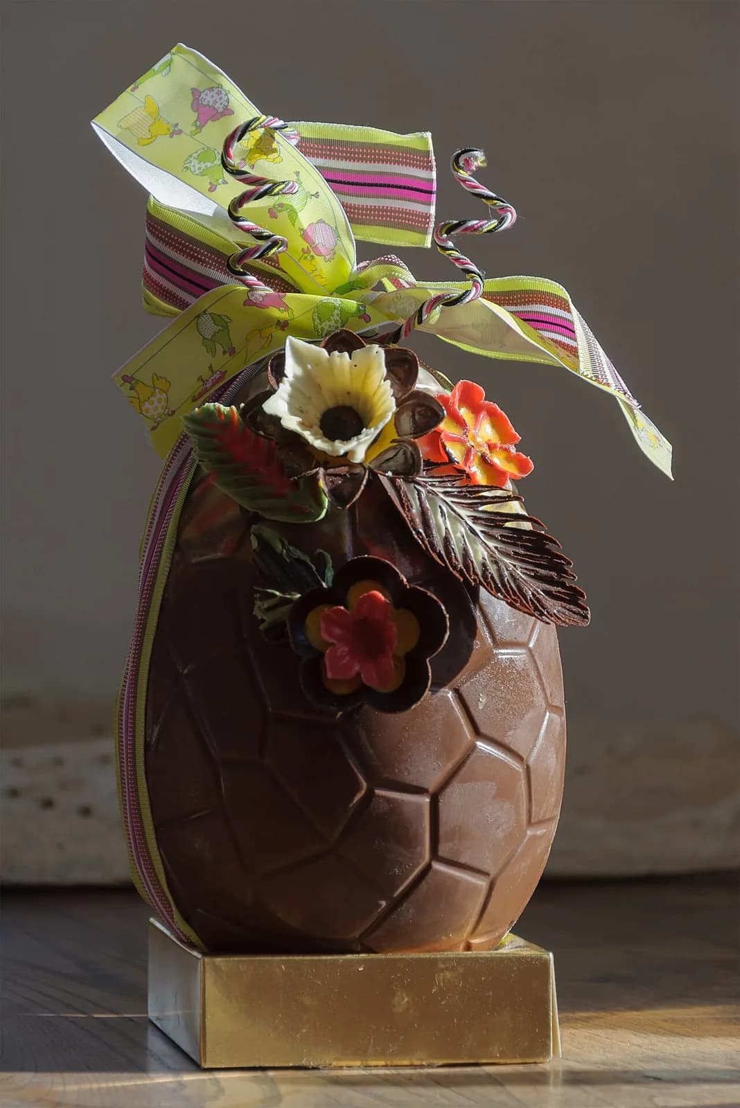 Foto da receita: Ovo de Páscoa Caseiro de Colher - Casca de chocolate ao leite recheada com brigadeiro cremoso e finalizada com raspas de chocolate. Mais barato e mais generoso que o industrializado.