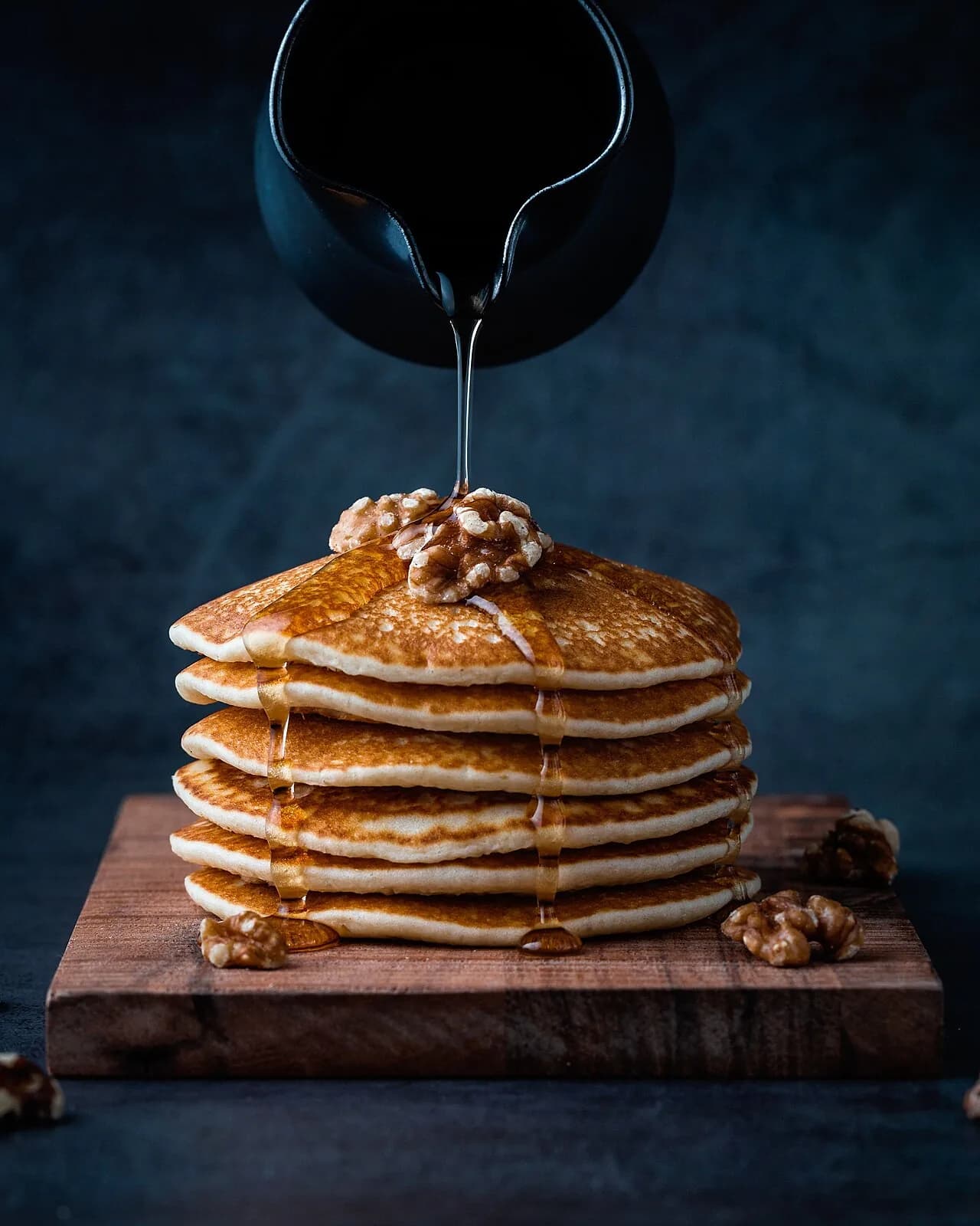 Foto da receita: Panqueca Americana Fofinha - Panquecas grossas e aeradas de café da manhã, douradas na frigideira e servidas em pilha com manteiga e mel ou calda. Massa pronta em 5 minutos.