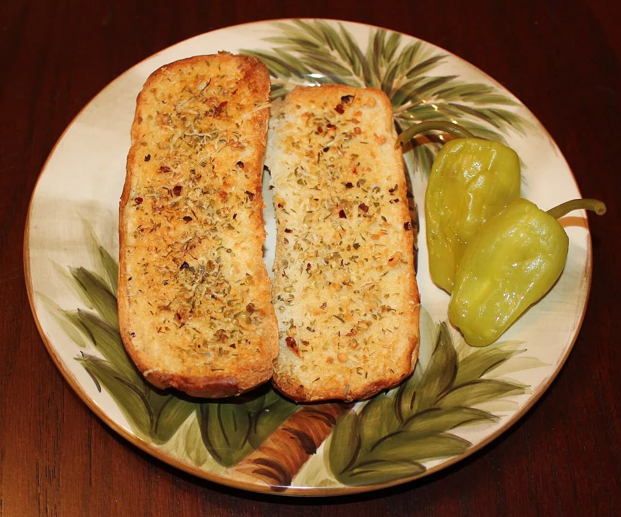 Foto da receita: Pão de Alho de Churrasco - Pão francês ou baguete recheado com pasta de manteiga, maionese, alho e ervas, tostado na churrasqueira ou no forno até dourar. O acompanhamento mais disputado do churrasco.