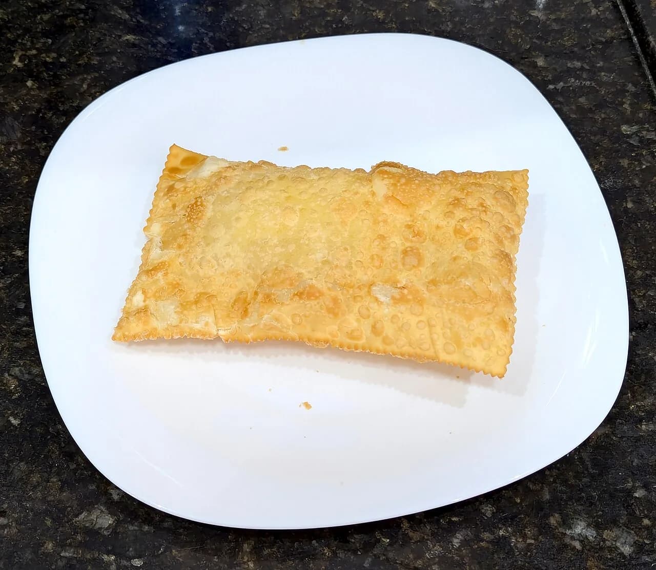 Foto da receita: Pastel Assado na Air Fryer - Pastel de massa pronta recheado com carne moída ou queijo, pincelado com gema e assado até dourar. Crocante, sem fritura e sem cheiro de óleo na casa.