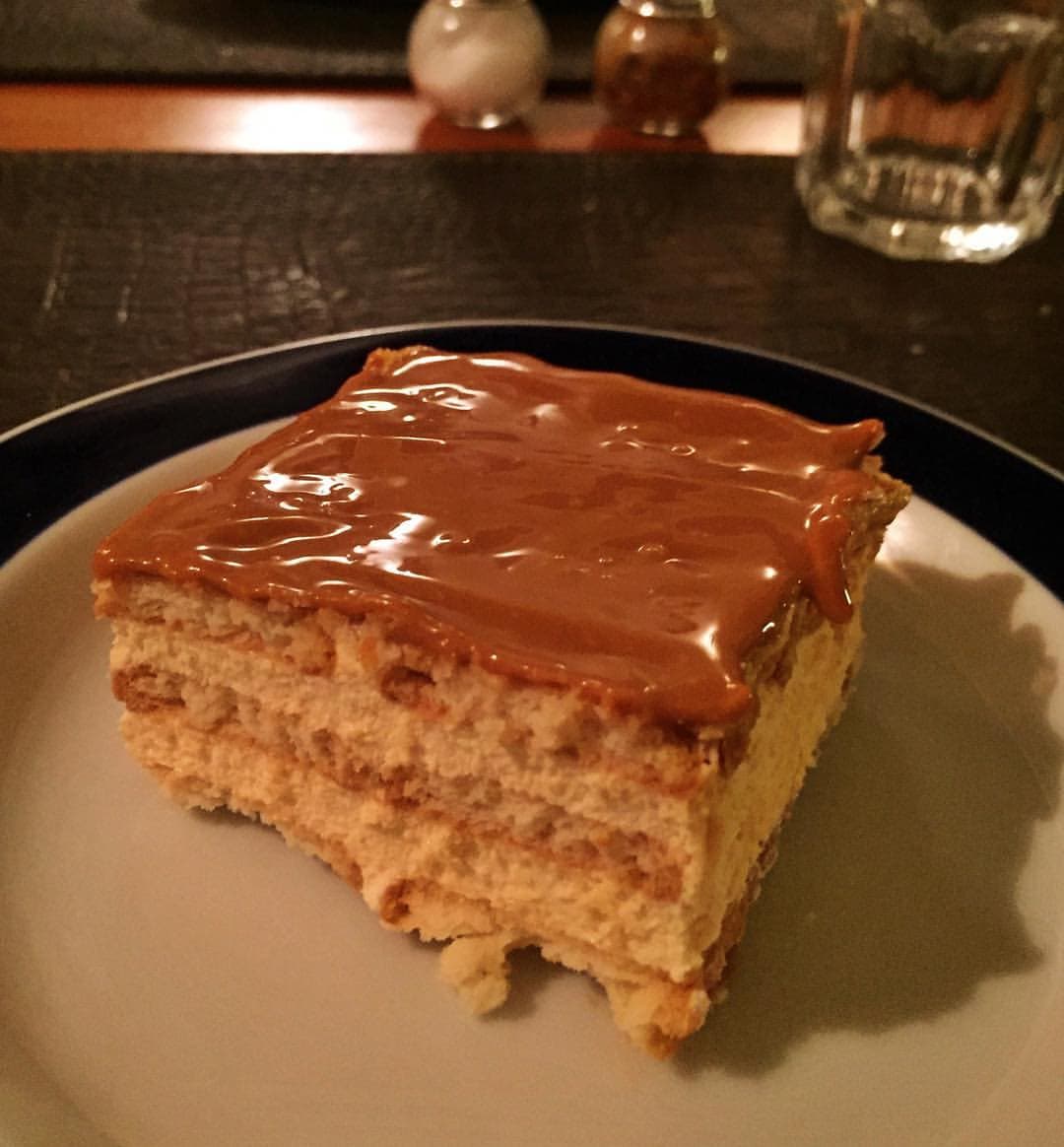 Foto da receita: Pavê de Bolacha Maria - Camadas alternadas de bolacha maria mergulhada em leite e creme amarelo de gemas. Gelada, simples, sobremesa de família dominical.