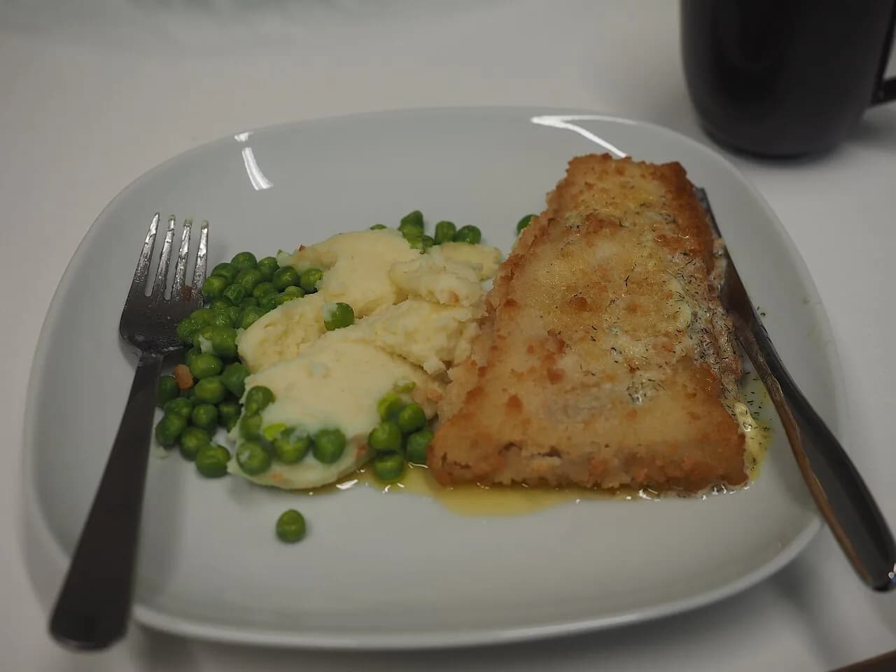 Foto da receita: Filé de Peixe Crocante na Air Fryer - Filés de tilápia empanados com farinha panko e assados na air fryer até ficarem dourados. Leve, prático e pronto em 20 minutos.