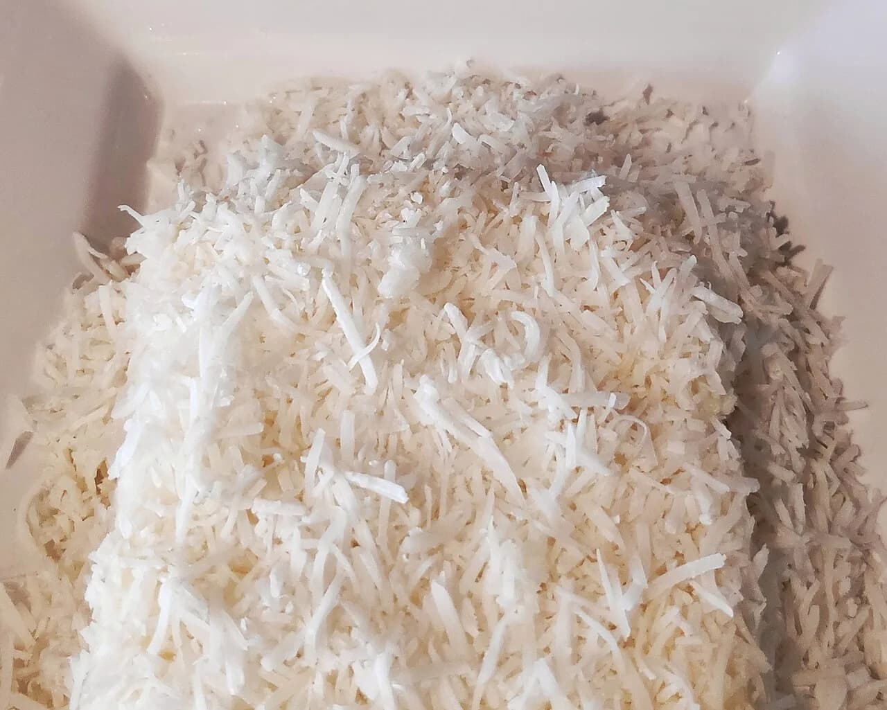 Foto da receita: Pudim de Tapioca com Coco - Pudim nordestino de tapioca granulada hidratada no leite com coco e leite condensado, assado em banho-maria. Textura cremosa com pontinhos macios de tapioca.
