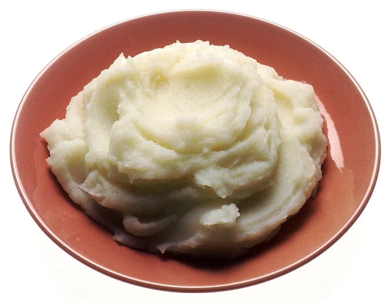 Foto da receita: Purê de Batata Cremoso - Purê liso e aveludado de batata espremida com manteiga e leite quente, sem grumos e sem gosto de farinha. O acompanhamento clássico de bife, frango e carne assada.