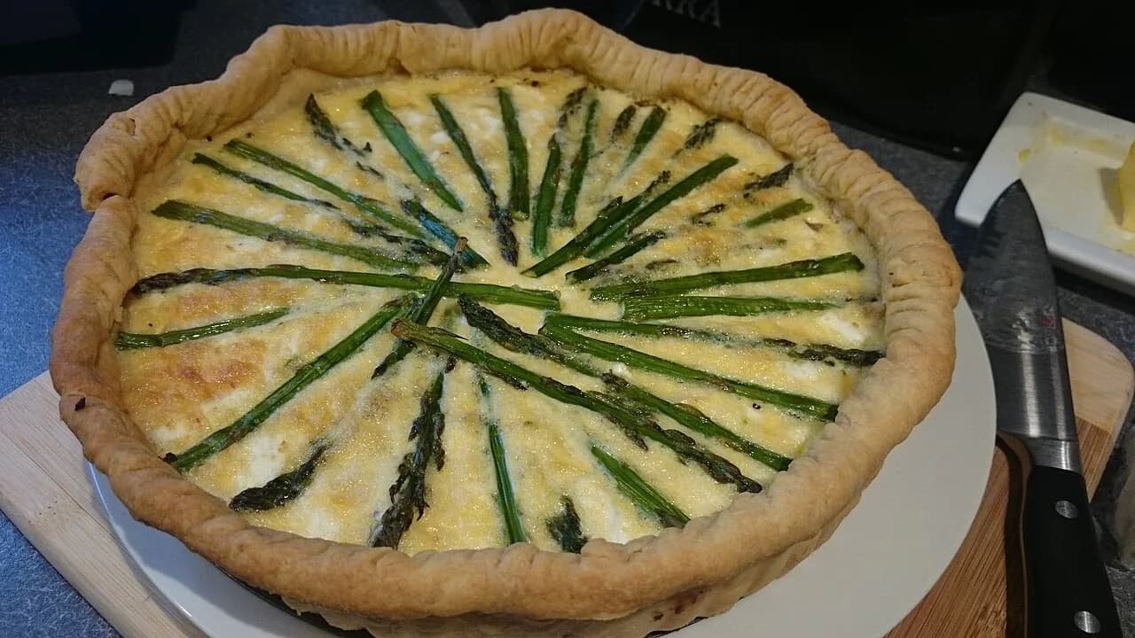 Foto da receita: Quiche de Queijo com Alho-Poró - Massa amanteigada crocante com recheio cremoso de ovos, creme de leite, queijo e alho-poró refogado. A torta francesa que virou queridinha dos brunchs brasileiros.