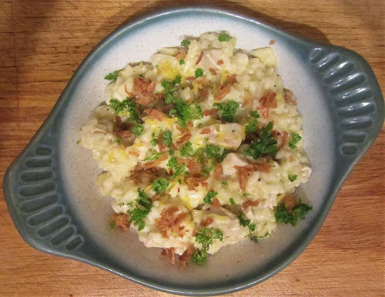 Foto da receita: Risoto de Frango Cremoso - Arroz arbóreo cozido aos poucos no caldo de frango, com cubos de frango dourados, parmesão e manteiga no final. Cremoso sem creme de leite, no método italiano.