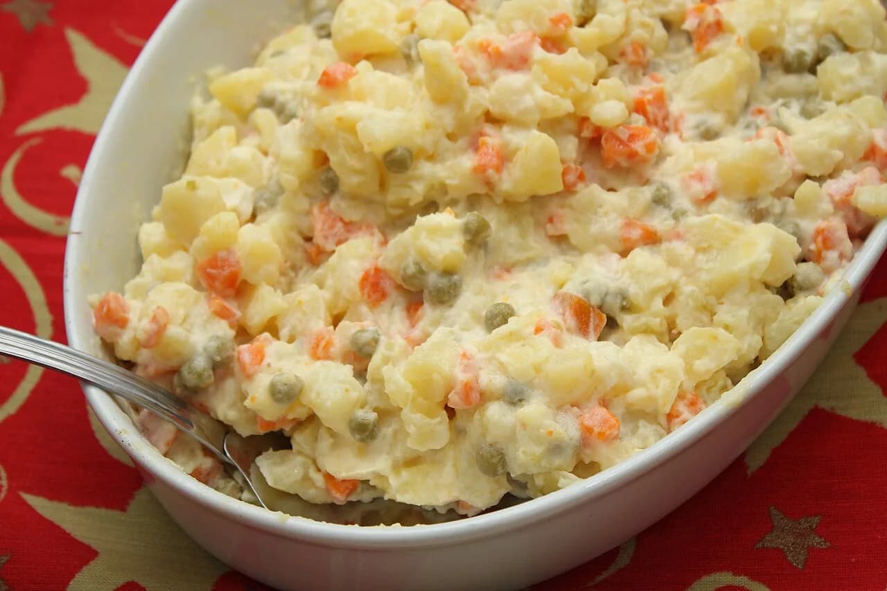 Foto da receita: Salada de Maionese com Batata - Batata e cenoura cozidas em cubos, ervilha, milho e ovo, envolvidos em maionese temperada. A maionese de churrasco e de festa que não pode faltar.
