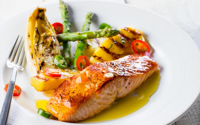 Foto da receita: Salmão Grelhado com Legumes e Abacaxi Grelhado -