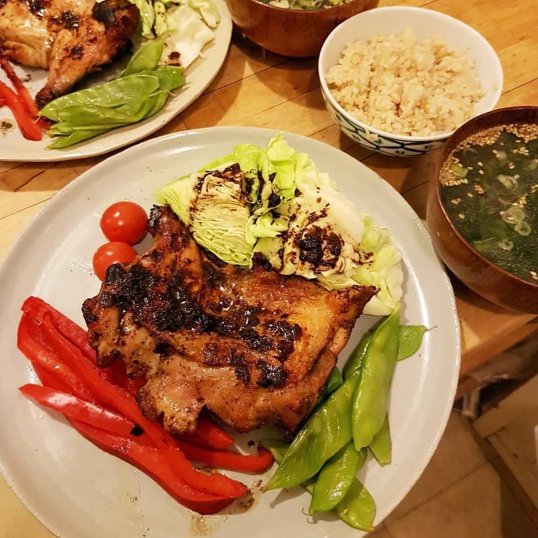 Foto da receita: Sobrecoxa de Frango Crocante na Air Fryer - Sobrecoxas com pele dourada e crocante, carne suculenta e tempero que penetra até o osso. Só 30 minutos de air fryer e nenhuma sujeira no forno.