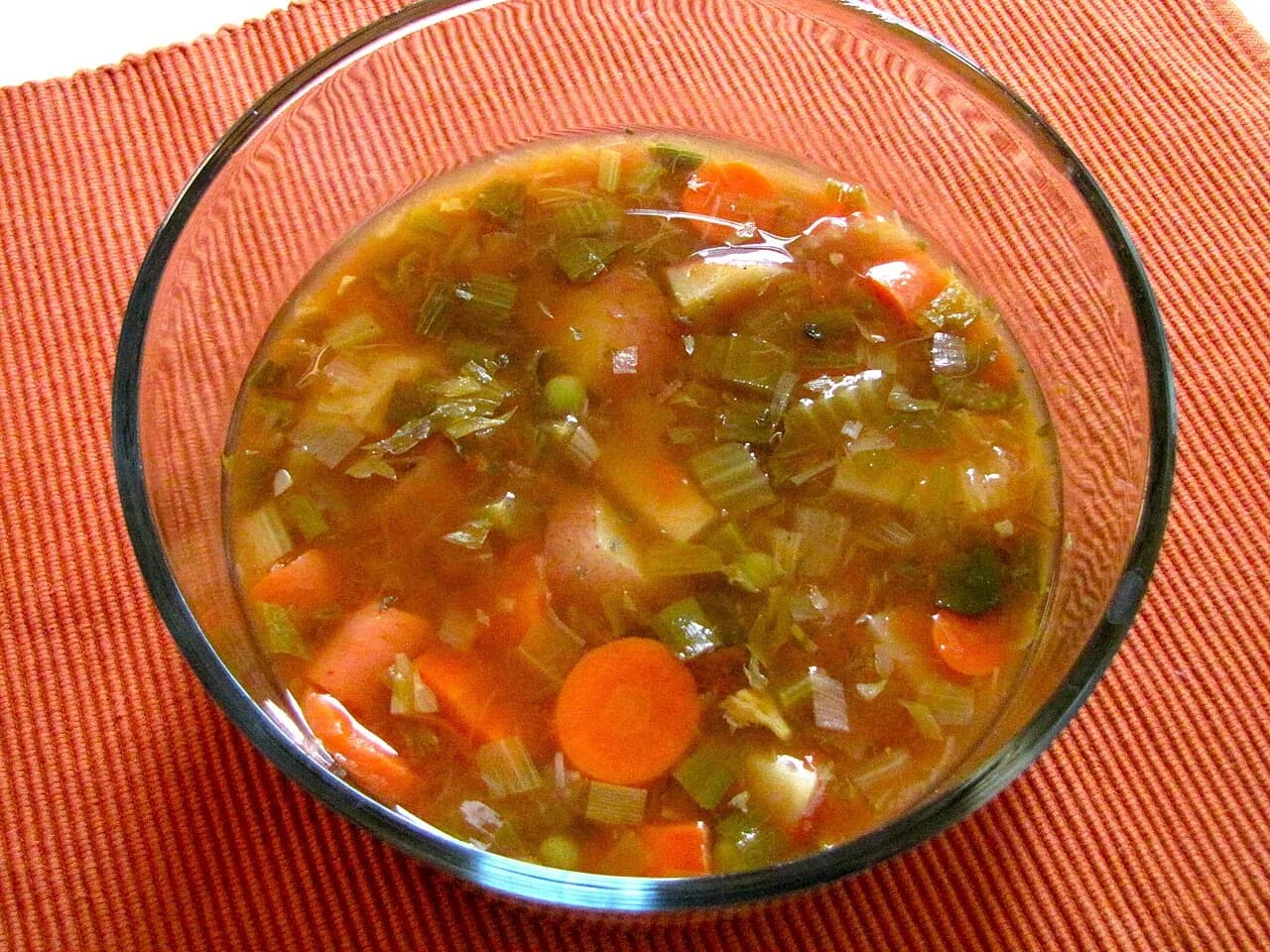 Foto da receita: Sopa de Legumes com Macarrão - Sopa completa de cenoura, batata, abobrinha, chuchu e tomate com macarrão e carne moída ou músculo. O jantar de inverno que rende para a semana toda.