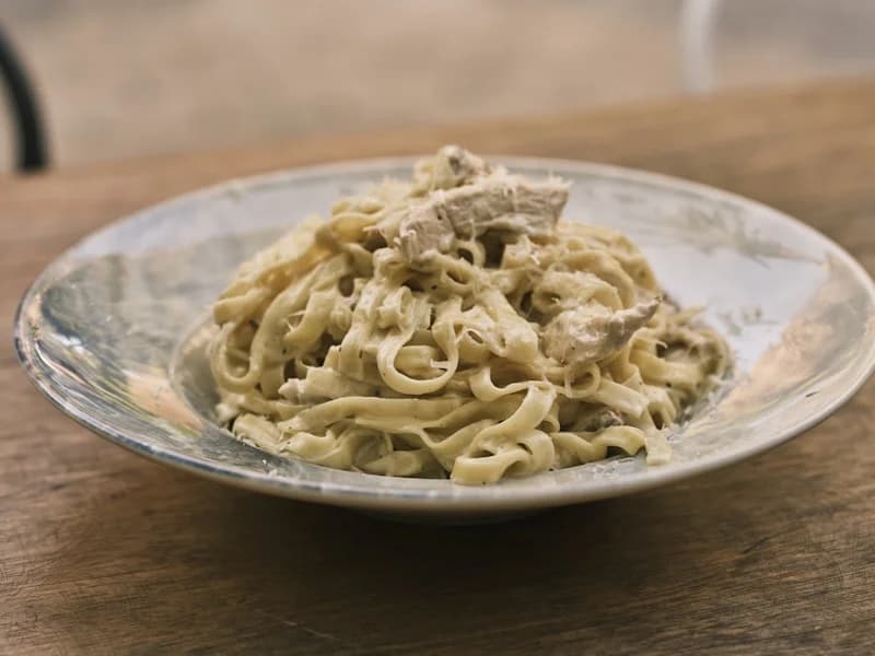 Foto da receita: Strogonoff de Frango Cremoso - O clássico strogonoff brasileiro com frango macio, molho cremoso e aquele toque especial de mostarda. Perfeito para o almoço de domingo em família.