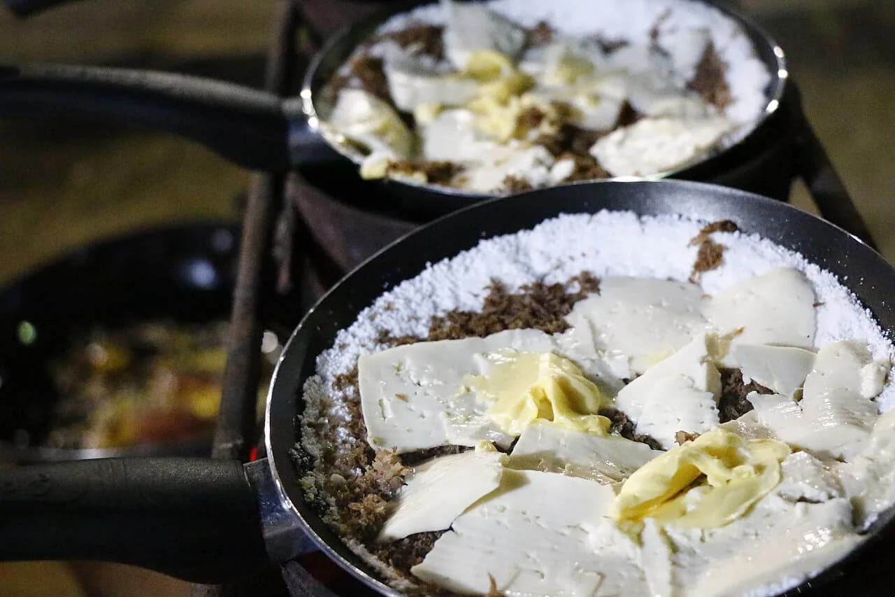 Foto da receita: Tapioca com Queijo e Coco - Tapioca de goma hidratada feita na frigideira, recheada com queijo coalho e coco ralado. O café da manhã nordestino que virou lanche saudável em todo o Brasil.
