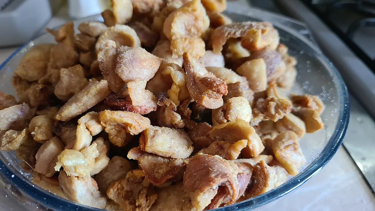 Foto da receita: Torresmo Pururuca de Panela - Cubos de barriga de porco fritos em duas etapas, primeiro em fogo baixo para render a gordura, depois em fogo alto com um respingo de água para pururucar. Crocante como o de boteco.