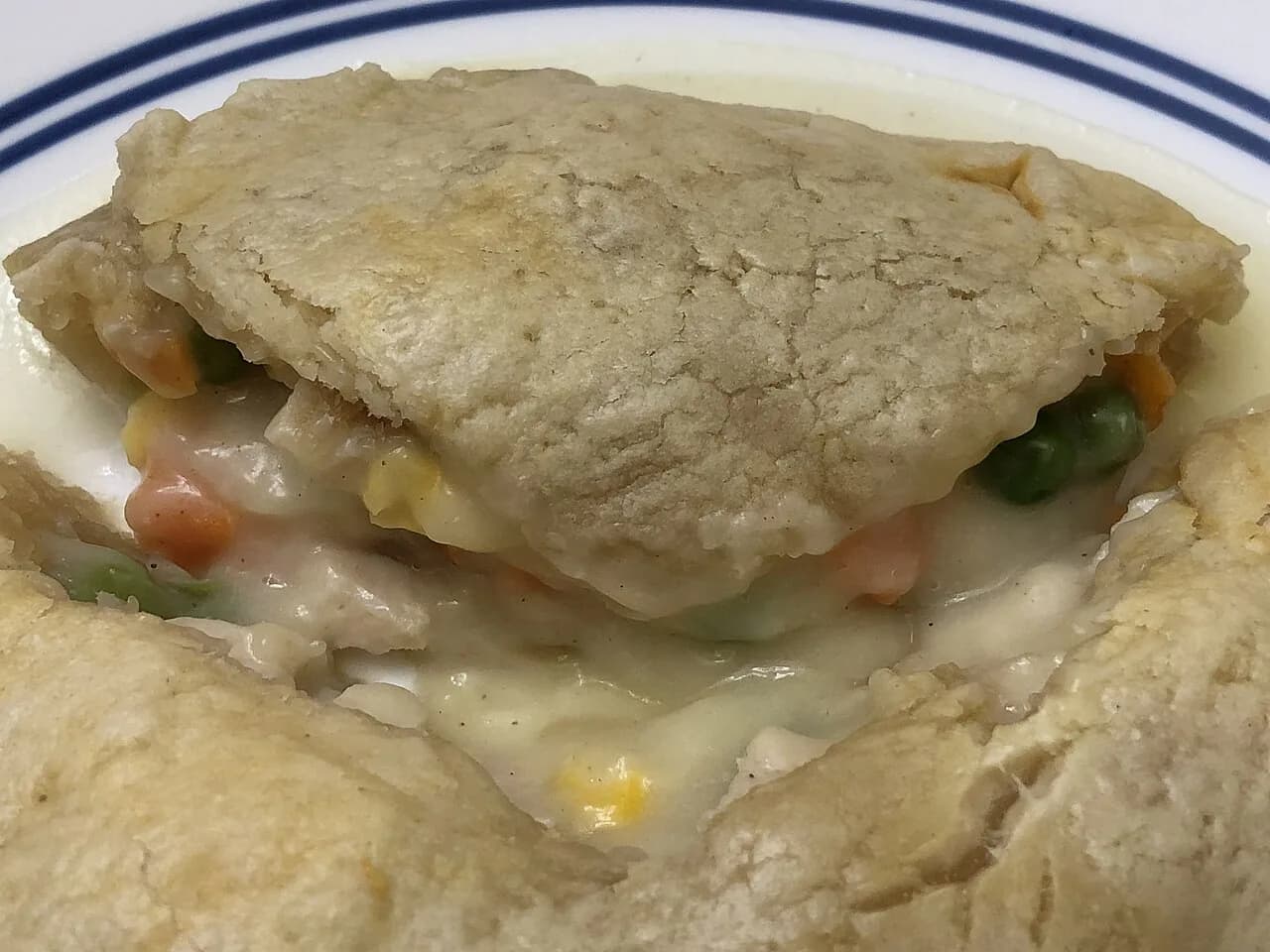 Foto da receita: Torta de Frango de Liquidificador - Massa cremosa batida no liquidificador em 2 minutos, recheio de frango desfiado com milho e requeijão, assada até dourar. A torta salgada mais fácil do Brasil.