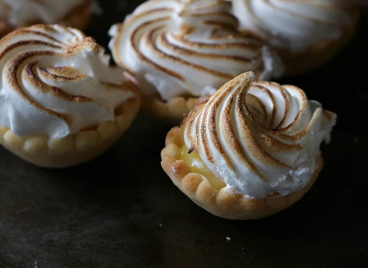 Foto da receita: Torta de Limão com Merengue - Base crocante de biscoito, creme de limão que firma na geladeira e merengue tostado por cima. A sobremesa gelada mais clássica dos restaurantes brasileiros.