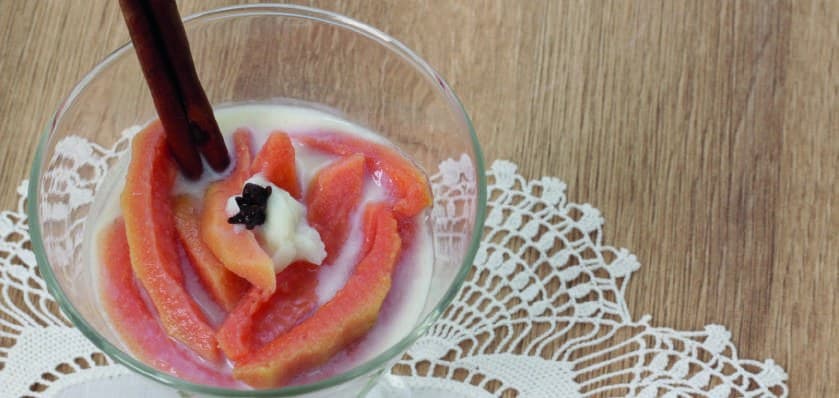 Foto da receita: Panna Cotta com Compota de Fruta - Receita de família compartilhada por Joana Bambineti no projeto cultural da UNIFEBE.