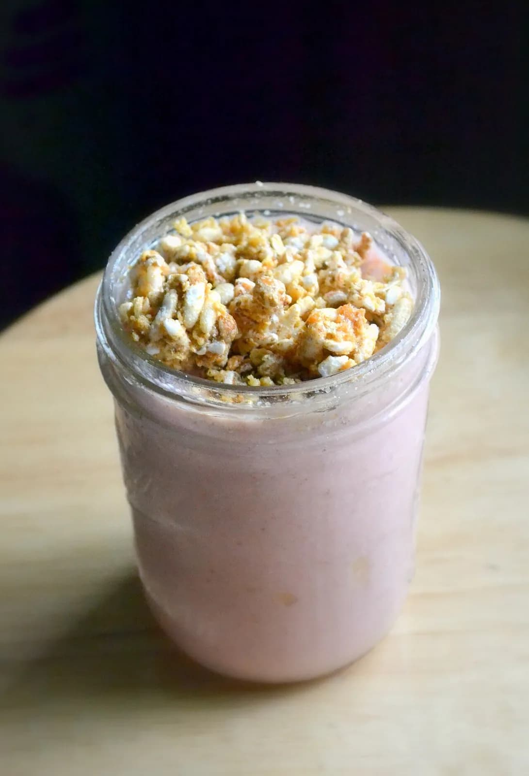 Foto da receita: Vitamina de Banana com Aveia - Banana batida com leite, aveia, mel e canela. O café da manhã de liquidificador mais rápido e nutritivo, cremoso e que sustenta até o almoço.